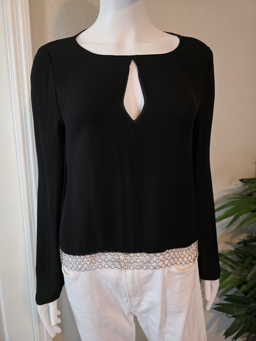 Gracia Black Long-Sleeve Keyhole Neckline Top w/Unique Chain-Link Hem - Size M